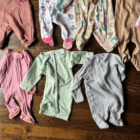 21 Assorted Baby One Piece Lot 0-3 Months - Picture 5 of 5